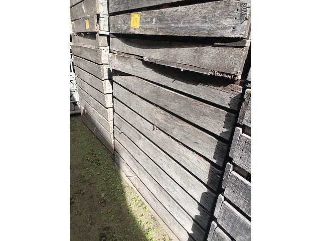 Lot 237 - houten kist met houtrestanten. 5 stuks - afbeelding 2 van  4