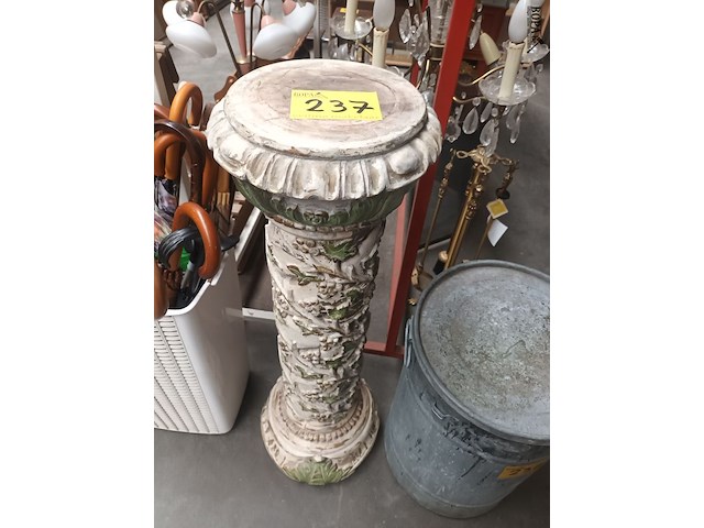 Lot 237 - houten sokkel met houtsnijwerk - afbeelding 1 van  4