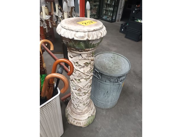 Lot 237 - houten sokkel met houtsnijwerk - afbeelding 4 van  4