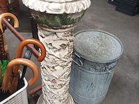 Lot 237 - houten sokkel met houtsnijwerk - afbeelding 4 van  4