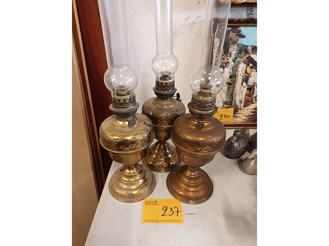 Lot 237 - koperen olielampen. 3 stuks - afbeelding 1 van  5