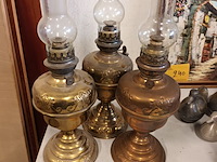 Lot 237 - koperen olielampen. 3 stuks - afbeelding 1 van  5