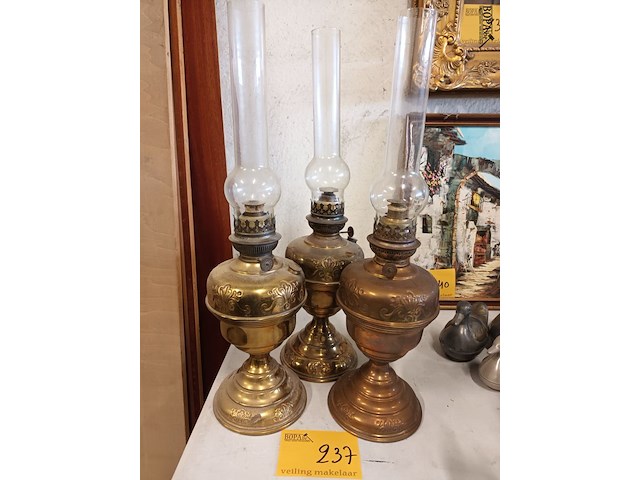 Lot 237 - koperen olielampen. 3 stuks - afbeelding 2 van  5