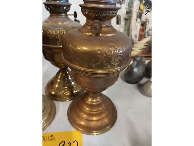 Lot 237 - koperen olielampen. 3 stuks - afbeelding 4 van  5