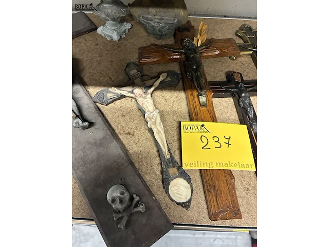 Lot 237 - lot religie kruisbeelden - 11 stuks - afbeelding 4 van  6