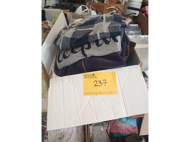 Lot 237 - nieuwe kledij. 1 doos - afbeelding 1 van  3