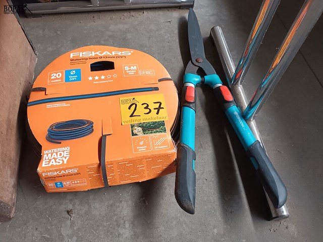Lot 237 - snoeischaar en tuinslang - afbeelding 1 van  3