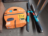 Lot 237 - snoeischaar en tuinslang - afbeelding 1 van  3