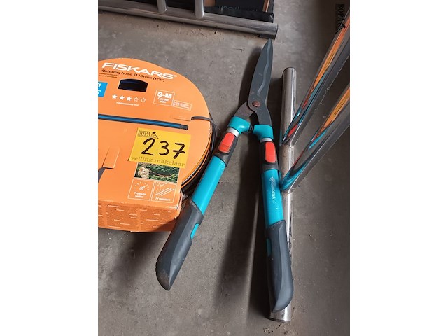 Lot 237 - snoeischaar en tuinslang - afbeelding 2 van  3
