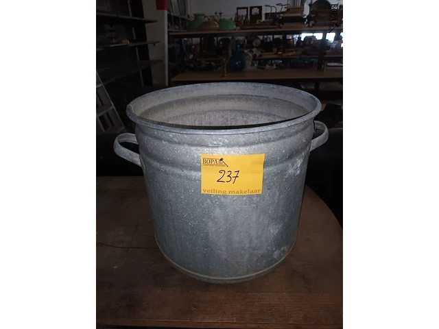 Lot 237 - zinken kuip - afbeelding 1 van  3