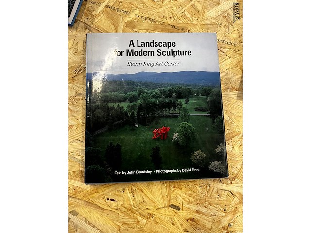 Lot 238 - a landscape for mordern sculpture - afbeelding 1 van  4