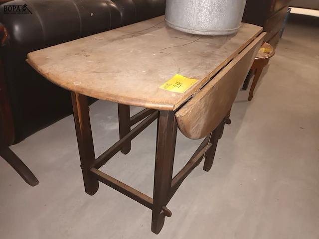 Lot 238 - antieke houten klaptafel - afbeelding 1 van  3