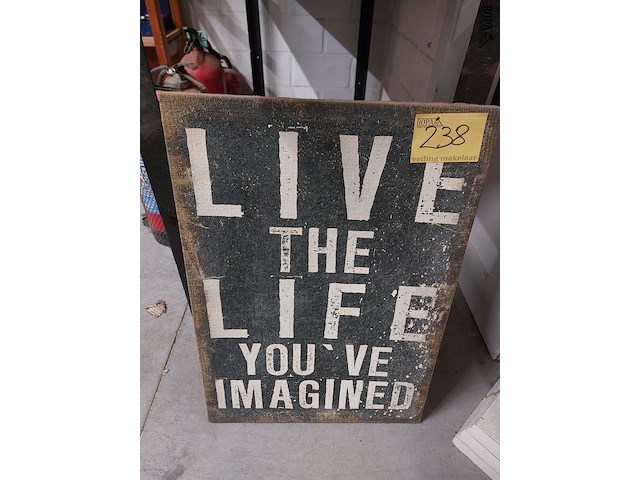 Lot 238 - decoratief bord 'live the life' 50 x 71,5 cm - afbeelding 1 van  2