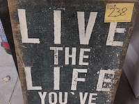 Lot 238 - decoratief bord 'live the life' 50 x 71,5 cm - afbeelding 1 van  2