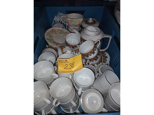 Lot 238 - divers koffieservies - afbeelding 1 van  5