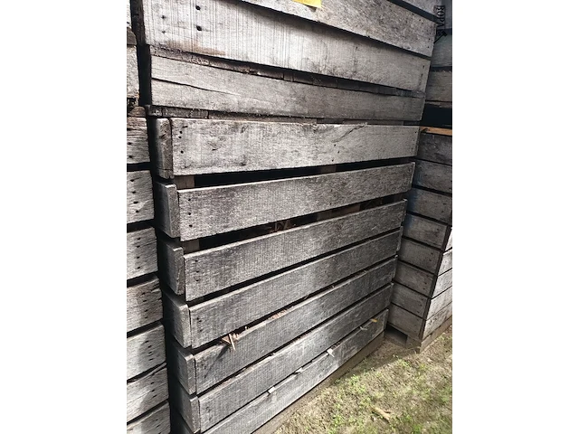 Lot 238 - houten kist met houtrestanten. 6 stuks - afbeelding 2 van  3