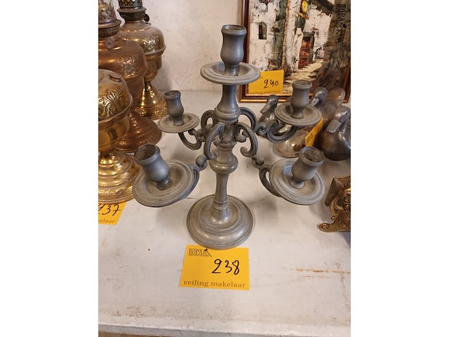 Lot 238 - kandelaar in tin - afbeelding 1 van  3