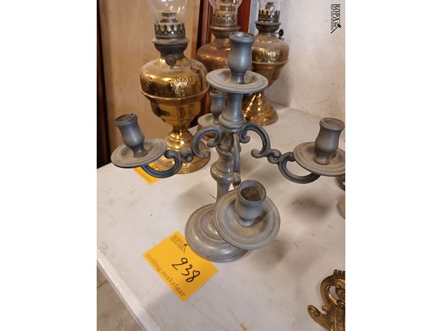 Lot 238 - kandelaar in tin - afbeelding 2 van  3