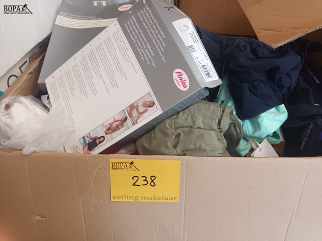 Lot 238 - nieuwe kledij. 1 doos - afbeelding 1 van  4