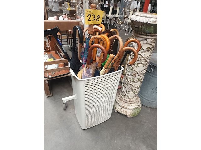 Lot 238 - paraplu’s en wandelstokken. 26 stuks - afbeelding 1 van  4