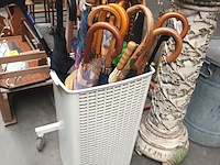 Lot 238 - paraplu’s en wandelstokken. 26 stuks - afbeelding 1 van  4