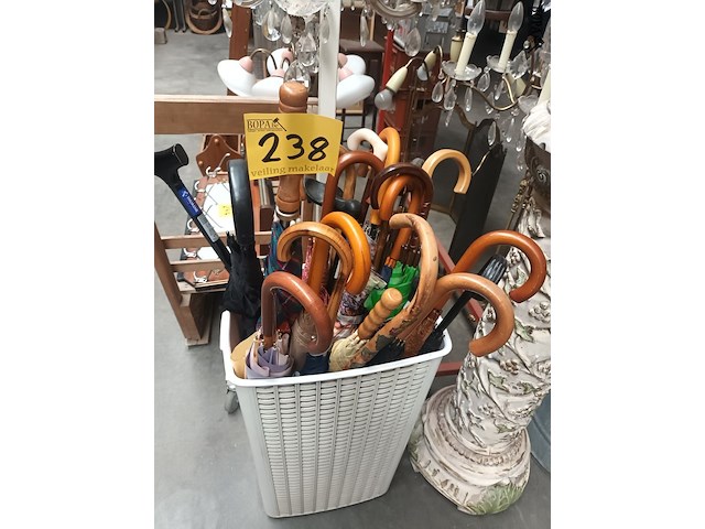 Lot 238 - paraplu’s en wandelstokken. 26 stuks - afbeelding 4 van  4