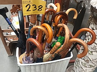 Lot 238 - paraplu’s en wandelstokken. 26 stuks - afbeelding 4 van  4