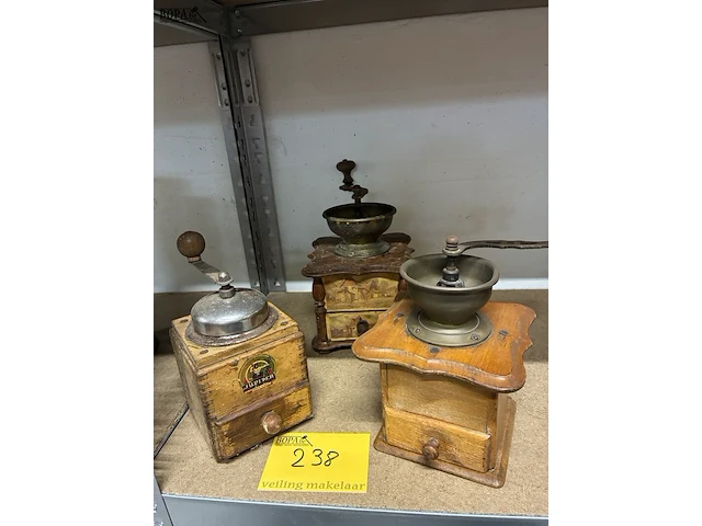 Lot 238 - retro koffiemolentjes - 3 stuks - afbeelding 1 van  1