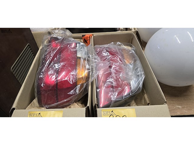 Lot 239 - achterlichten bmw links en rechts - afbeelding 1 van  3