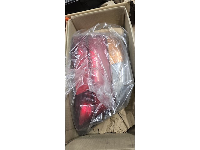 Lot 239 - achterlichten bmw links en rechts - afbeelding 2 van  3