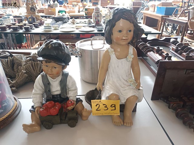 Lot 239 - beelden. 2 stuks - afbeelding 1 van  3