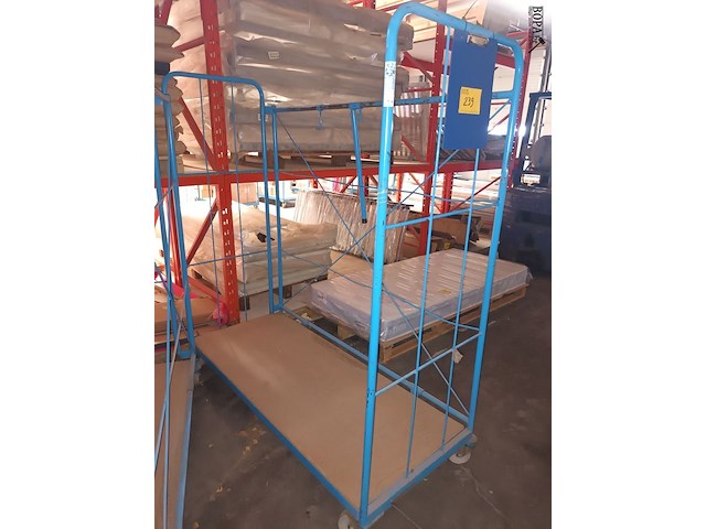 Lot 239 - blauwe transportkar - afbeelding 1 van  2