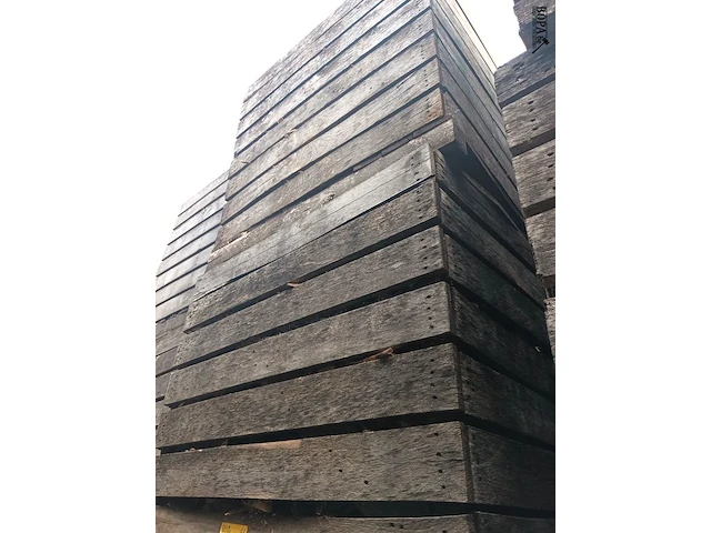 Lot 239 - houten kist met houtrestanten. 6 stuks - afbeelding 1 van  3