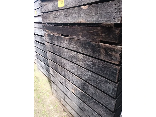 Lot 239 - houten kist met houtrestanten. 6 stuks - afbeelding 2 van  3