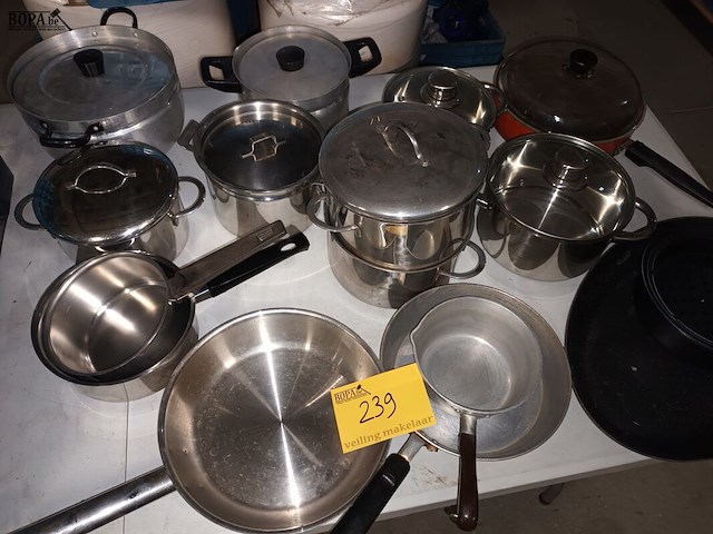 Lot 239 - kookpotten en pannen. 16 stuks - afbeelding 1 van  5