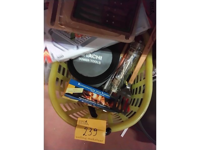 Lot 239 - lot bbq benodigheden allerlei - afbeelding 1 van  4