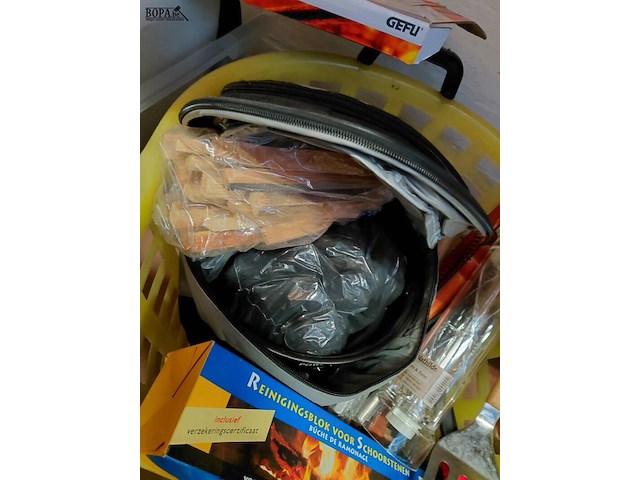 Lot 239 - lot bbq benodigheden allerlei - afbeelding 3 van  4