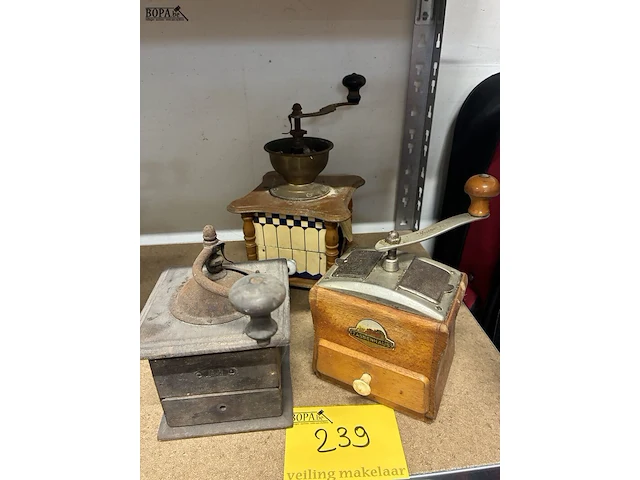 Lot 239 - retro koffiemolentjes - 3 stuks - afbeelding 1 van  1