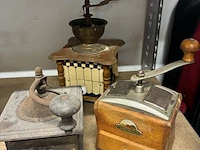 Lot 239 - retro koffiemolentjes - 3 stuks