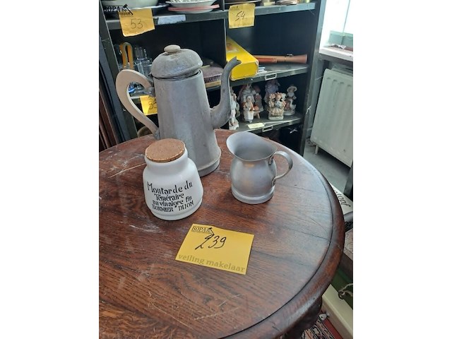 Lot 239 - vintage tinnen koffiepot en melkkan - oude mosterdpot - afbeelding 1 van  2