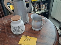 Lot 239 - vintage tinnen koffiepot en melkkan - oude mosterdpot - afbeelding 1 van  2