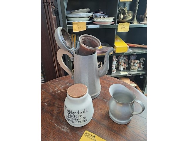 Lot 239 - vintage tinnen koffiepot en melkkan - oude mosterdpot - afbeelding 2 van  2