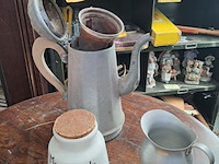 Lot 239 - vintage tinnen koffiepot en melkkan - oude mosterdpot - afbeelding 2 van  2