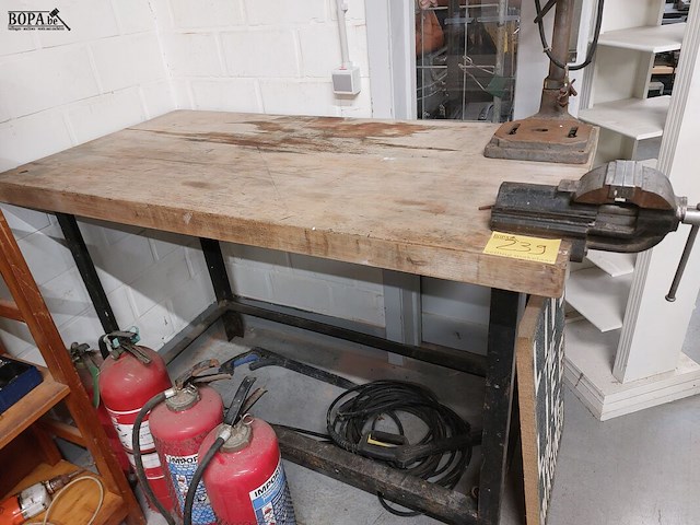 Lot 239 - werkbank met bankschroef - afbeelding 1 van  2