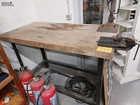 Lot 239 - werkbank met bankschroef - afbeelding 1 van  2