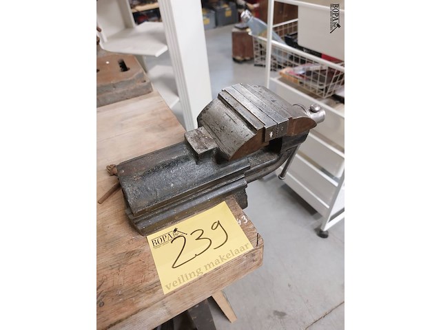 Lot 239 - werkbank met bankschroef - afbeelding 2 van  2