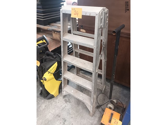 Lot 24 - aluminium dubbele trapladder - afbeelding 1 van  5