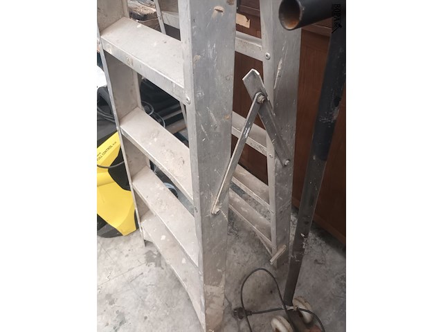 Lot 24 - aluminium dubbele trapladder - afbeelding 2 van  5