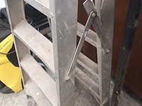Lot 24 - aluminium dubbele trapladder - afbeelding 2 van  5