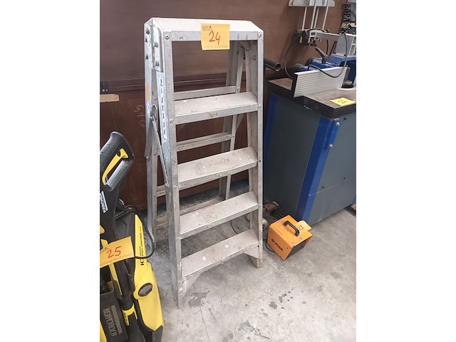 Lot 24 - aluminium dubbele trapladder - afbeelding 3 van  5